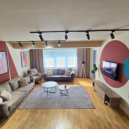 Urban 3 Bedroom 125m2 Flat & Free Parking *