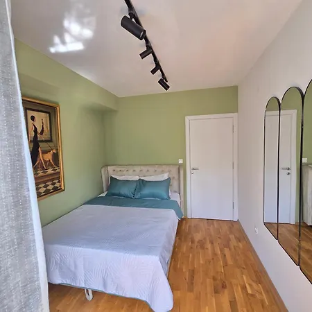 Urban 3 Bedroom 125m2 Flat & Free Parking *